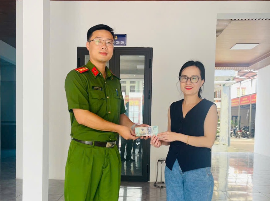 Công an phường Hải Dương trả lại tài sản cho người bị mất sau 4 giờ tiếp nhận